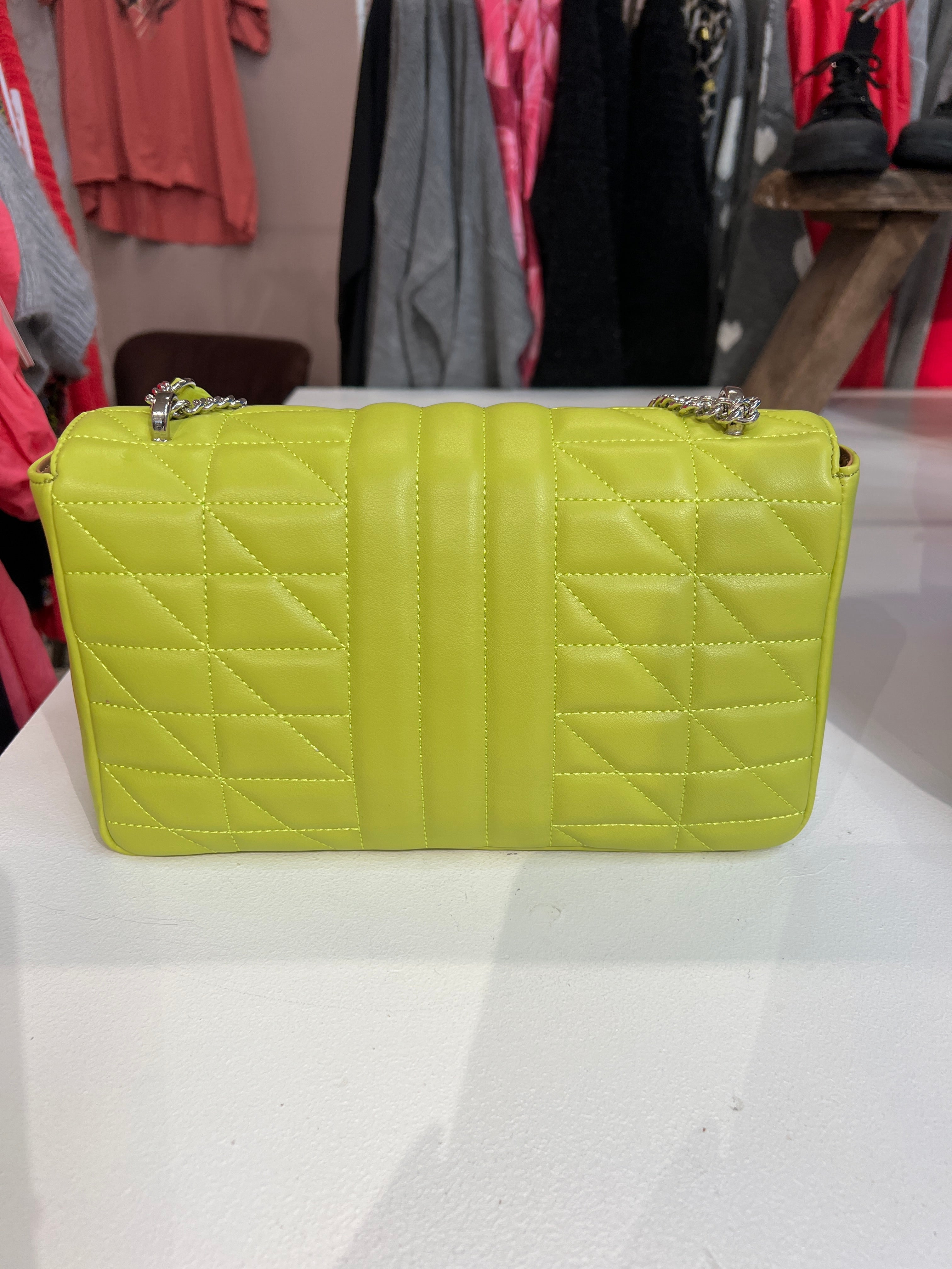 Hallie - Stor korsväska med silverfärgad kedja och stängning